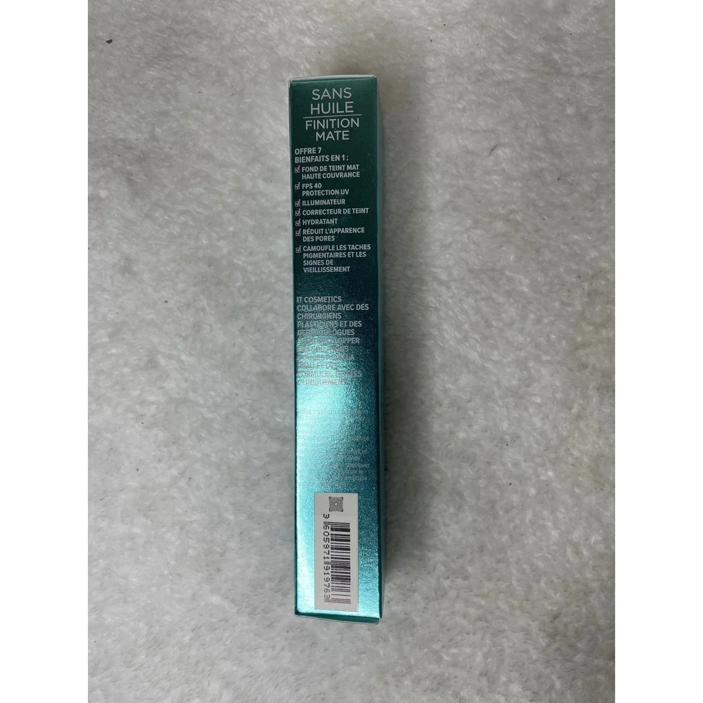 It Cosmetics CC+ Oil-Free Matte SPF 40 Light Medium Foundation 1.08oz